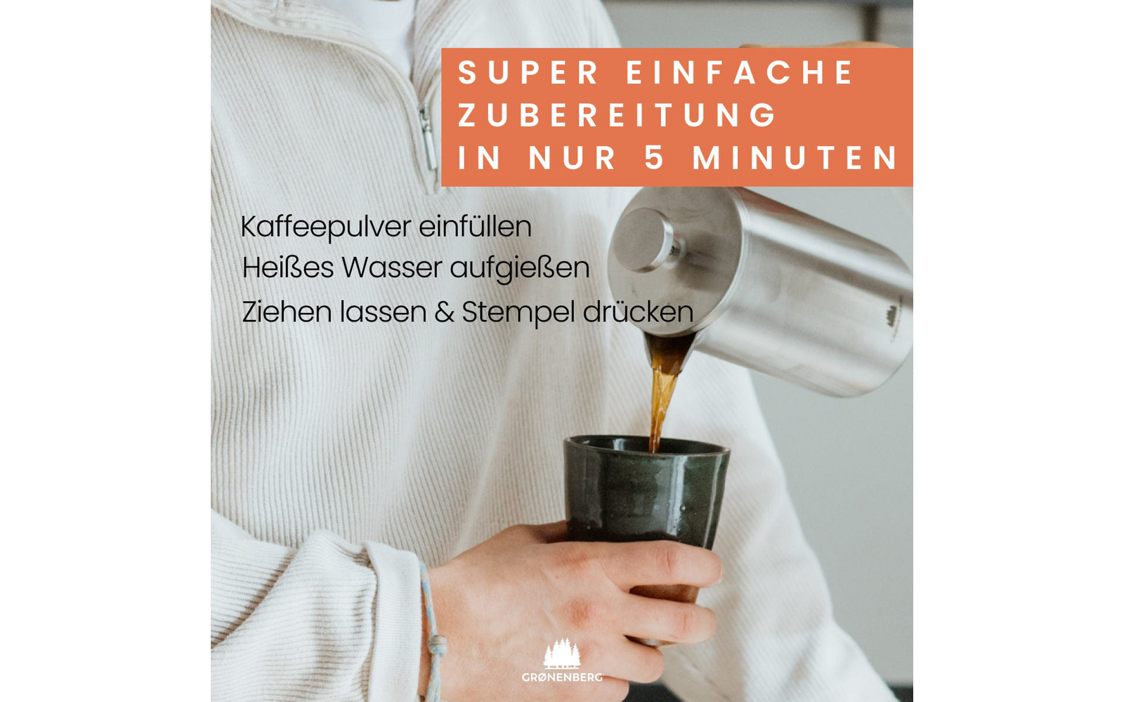 Mano sujetando una taza verde, líquido marrón vertiéndose desde una prensa de acero inoxidable; persona con suéter claro acanalado. Recuadro naranja arriba a la derecha con texto blanco "SUPER EINFACHE ZUBEREITUNG IN NUR 5 MINUTEN". A la izquierda tres líneas negras en alemán: "Kaffeepulver einfüllen", "Heißes Wasser aufgießen", "Ziehen lassen & Stempel drücken". Abajo en el centro pequeño logo blanco con icono de árbol y texto