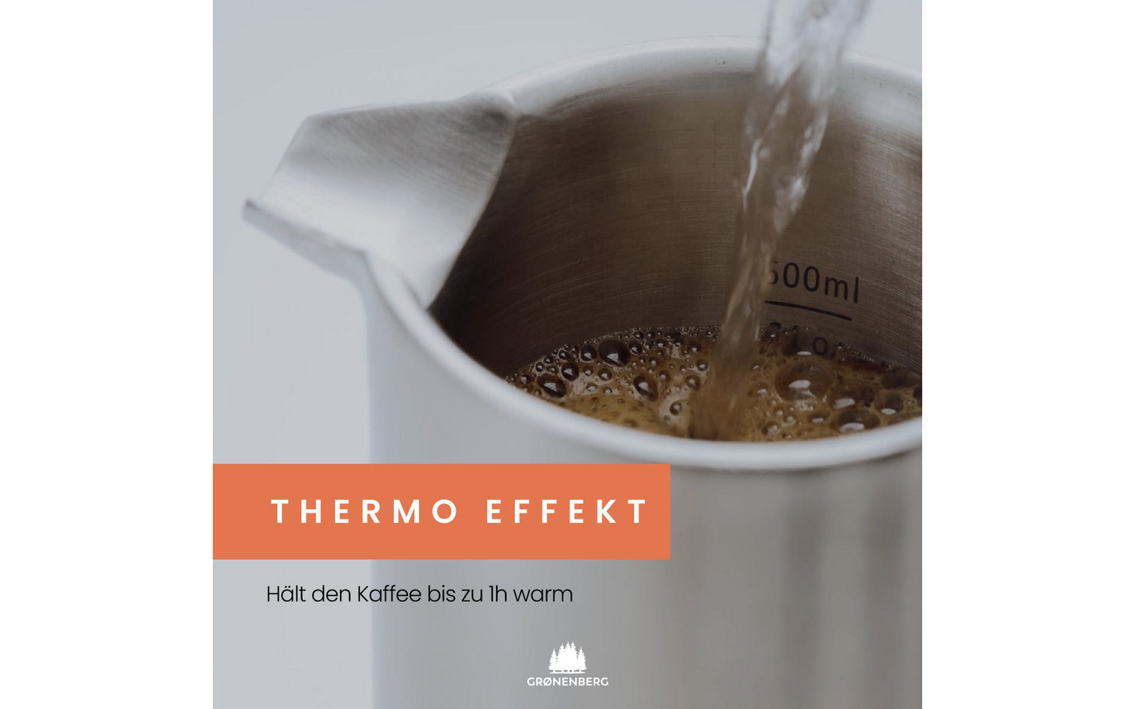 Jarra de acero inoxidable con pico, líquido oscuro con espuma en el interior, marca de medida "500 ml" en la pared interior, chorro de líquido vertiéndose desde arriba, rectángulo naranja con texto blanco 'THERMO EFFEKT', pequeño texto negro 'Hält den Kaffee bis zu 1h warm' y pequeño logo blanco 'GRONENBERG'