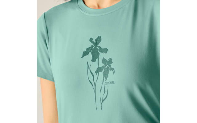 Oberkörper mit mintgrünem T-Shirt, mittig ein dunkelgrüner Aufdruck mit zwei stilisierten Blüten und langen Blättern