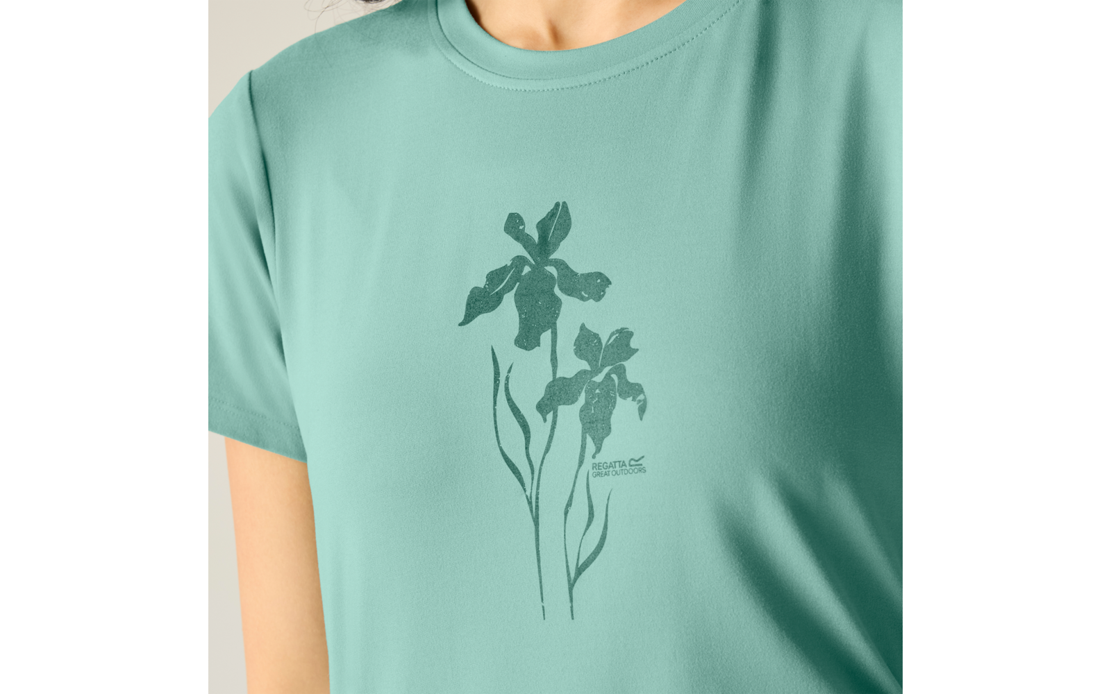Oberkörper mit mintgrünem T-Shirt, mittig ein dunkelgrüner Aufdruck mit zwei stilisierten Blüten und langen Blättern
