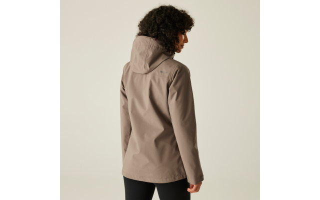 Eine Frau trägt eine beige Jacke und sieht nach hinten