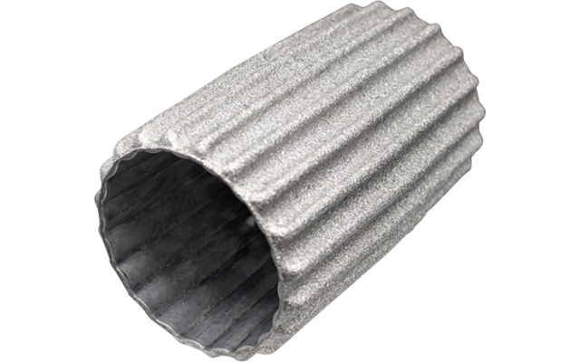 Silberfarbene, geriffelte Metallröhre liegt schräg, offenes hohles Ende sichtbar