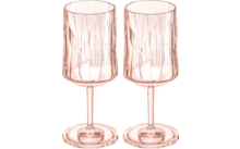 Zwei durchsichtige Weingläser mit strukturiertem Muster auf weißem Hintergrund