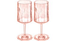 Twee doorzichtige wijnglazen met gestructureerd patroon op witte achtergrond