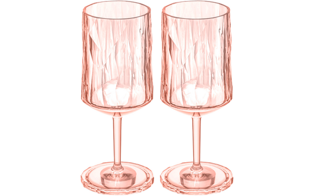 Twee doorzichtige wijnglazen met gestructureerd patroon op witte achtergrond