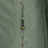 Gros plan sur veste verte avec fermeture éclair verticale, tirette noire portant une étoile jaune, surpiqûre rectangulaire et deux pressions brunes