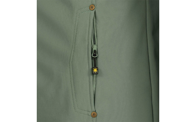 Gros plan sur veste verte avec fermeture éclair verticale, tirette noire portant une étoile jaune, surpiqûre rectangulaire et deux pressions brunes