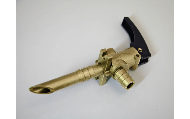 Goldfarbenes Metallteil mit länglicher konischer Düse, seitlichem geriffeltem Anschluss und schwarzem Hebel, auf weißem Hintergrund