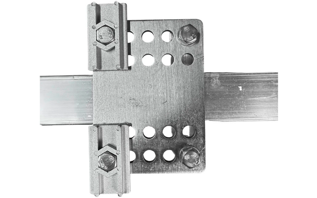 Rechthoekige geperforeerde metalen plaat met ronde gaten, twee zichtbare zeskantbouten, twee klemmen aan de linkerzijde, een horizontale metalen rail loopt door de klemmen