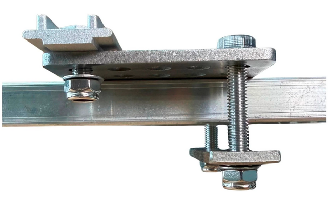 Metalen klem op een horizontale metalen rail met twee bouten, moeren en een schroefdraadstang
