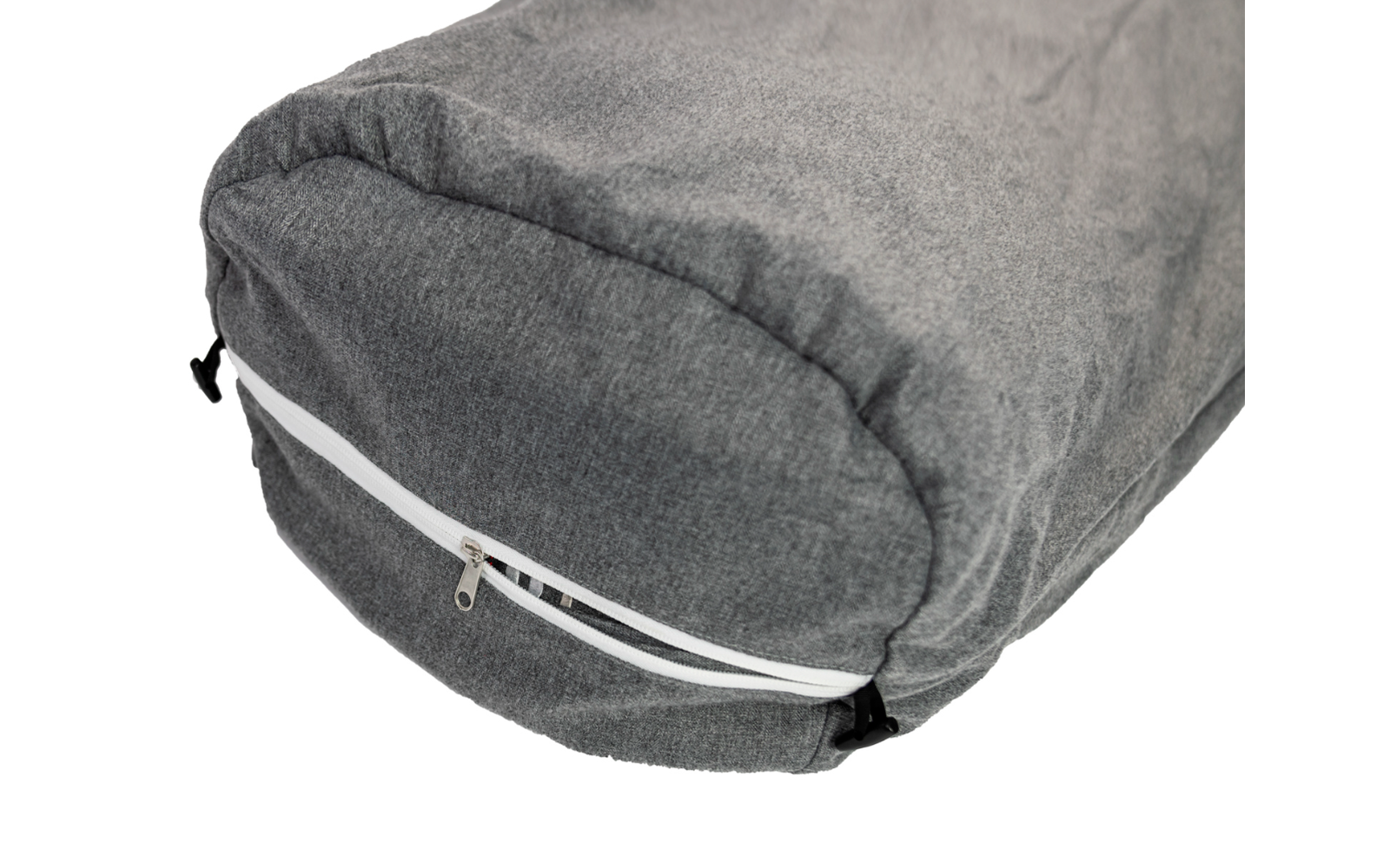 Geschlossener grauer Schlafsack aus Stoff mit Reißverschluss