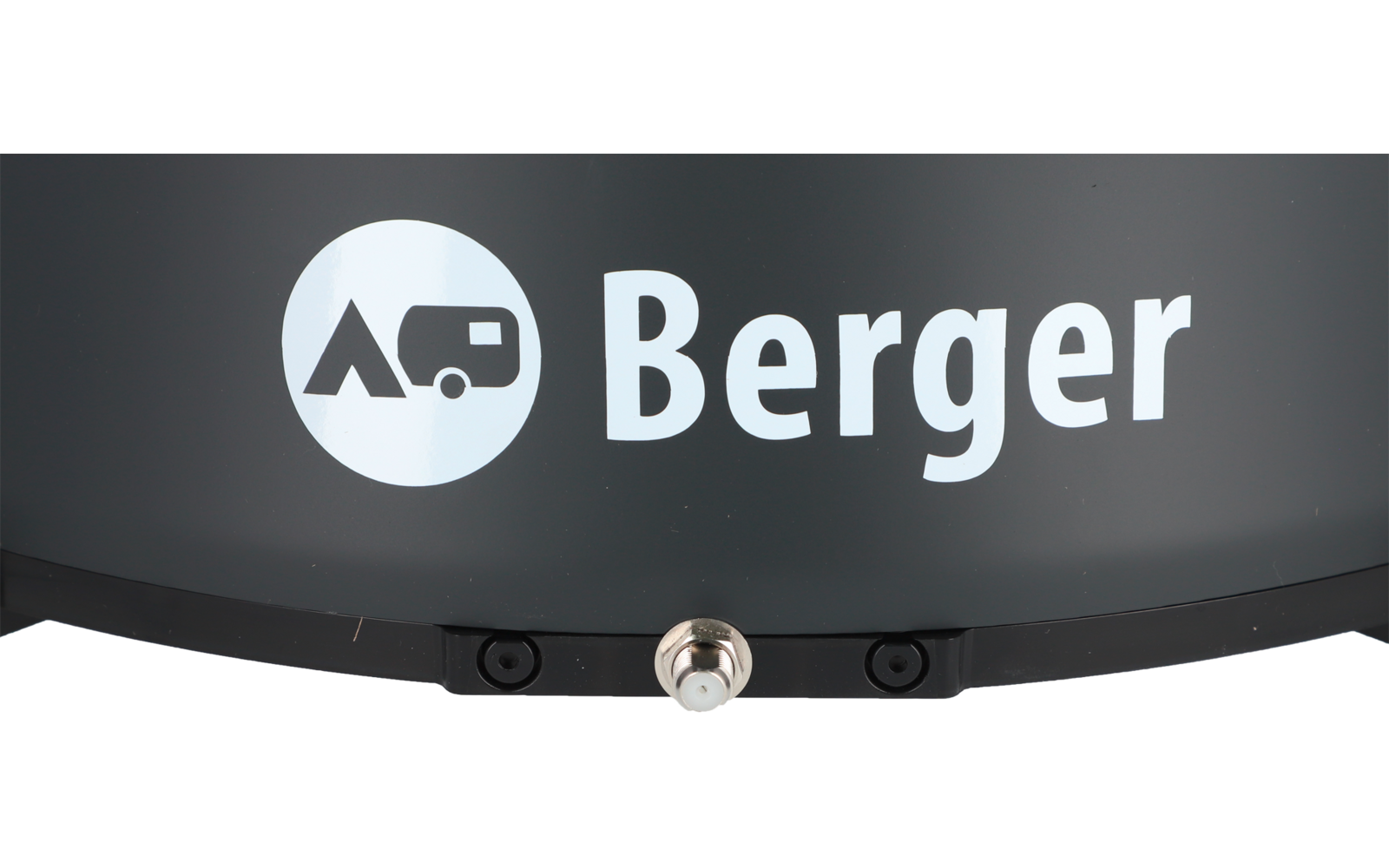 Dunkler, gebogener Hintergrund. Links ein weißer Kreis mit einem stilisierten Dreieck und einem kleinen anhängerähnlichen Symbol. Rechts weißer Text ‚Berger‘. Unten mittig ein Metallverschluss und zwei schwarze Befestigungspunkte