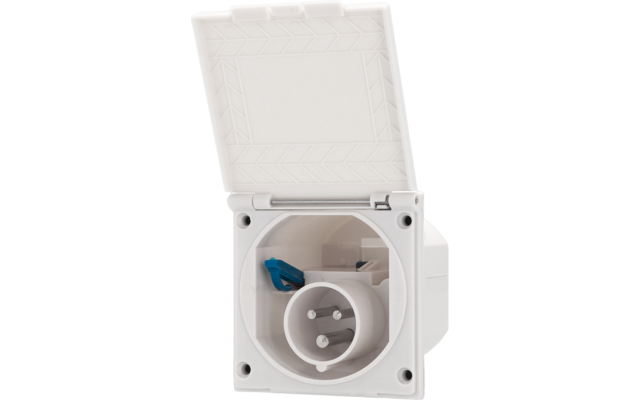 Weiße Schutzkontakt-Steckdose mit offenem Klappdeckel auf weißem Hintergrund