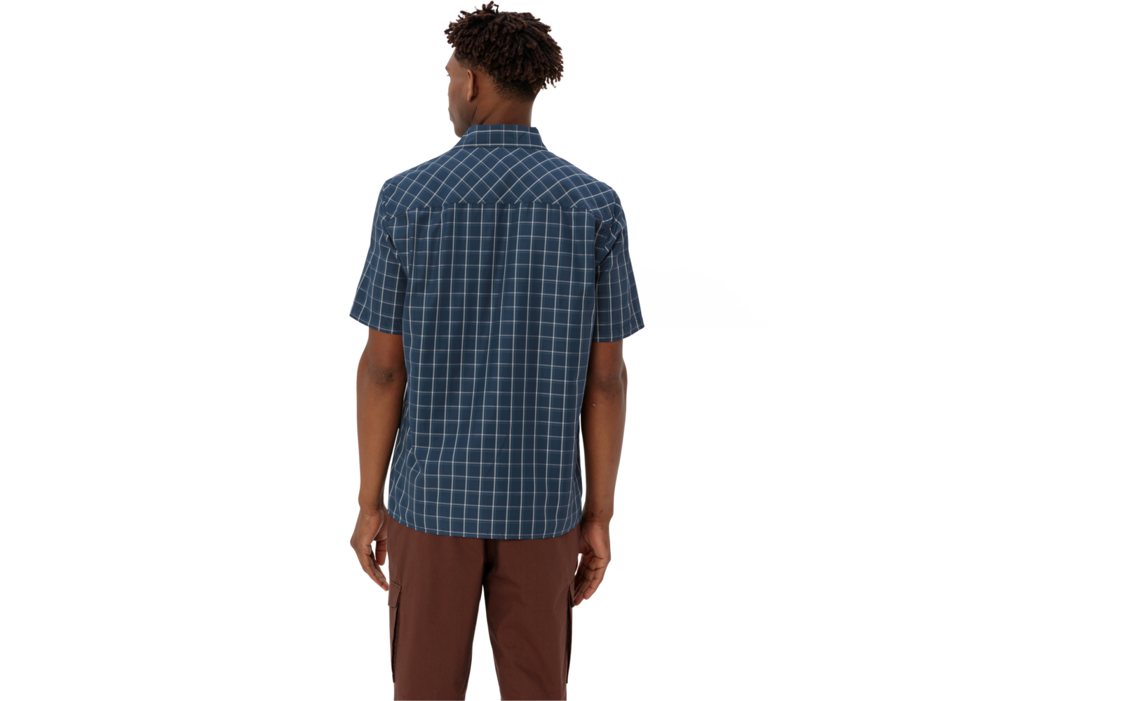 Person von hinten, blaues kariertes Kurzarmhemd, braune Hose, weißer Hintergrund