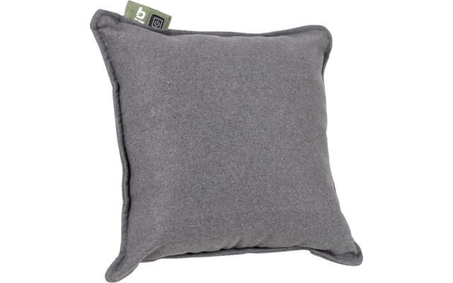 Grijs vierkant kussen met biesrand en twee stoffen labels linksboven