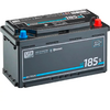 Schwarze Autobatterie mit blauen und roten Polen und blauen und weißen Schriftzügen