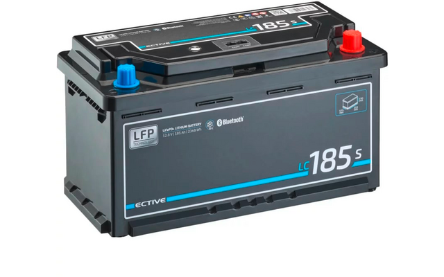 Schwarze Autobatterie mit blauen und roten Polen und blauen und weißen Schriftzügen
