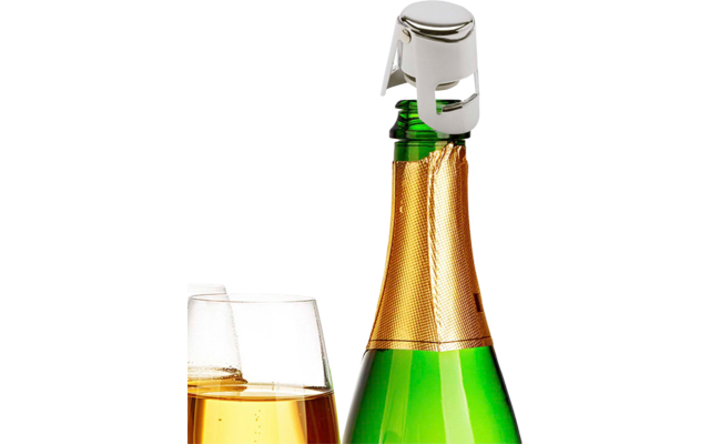 Haut d'une bouteille verte avec feuille dorée et bouchon métallique, à côté un verre partiellement visible contenant un liquide doré, fond blanc