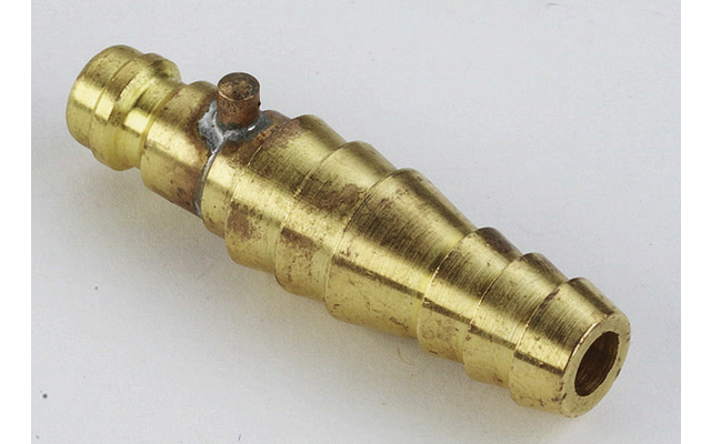 Goldfarbenes, abgestuftes zylindrisches Metallstück mit geripptem Schaft und offenem Durchgang, auf hellem Hintergrund