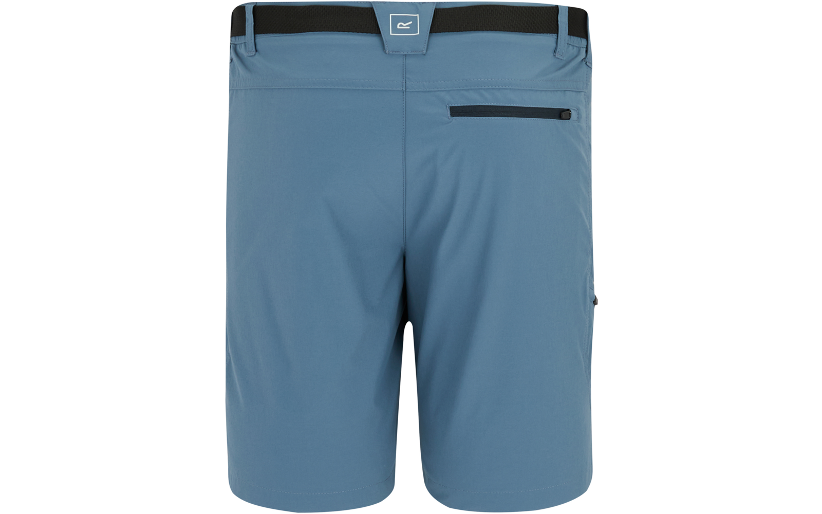 Rückansicht einer hellblauen Shorts mit elastischem Bund, Gürtelschlaufen, kleinem Logo mittig am Bund und einer Reißverschlusstasche rechts hinten