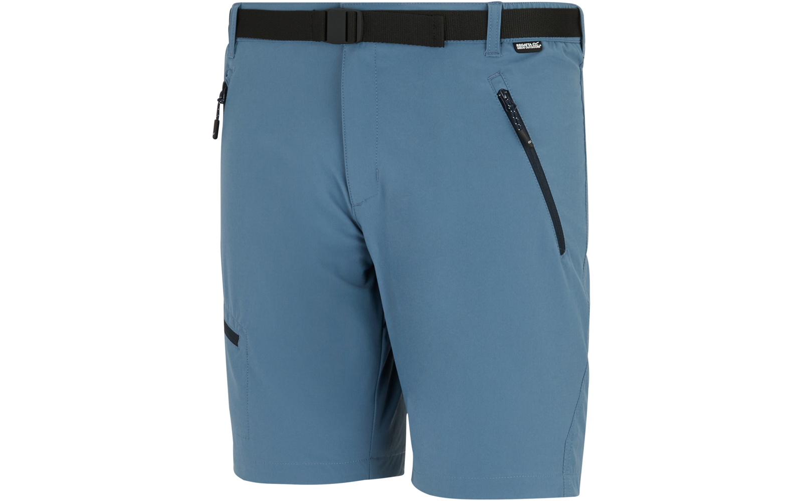 Kurze hellblaue Shorts, Vorderansicht, schwarzer Gürtel mit Schnalle, schräge Reißverschlusstasche rechts, weitere Reißverschlusstasche seitlich, sichtbare Nähte