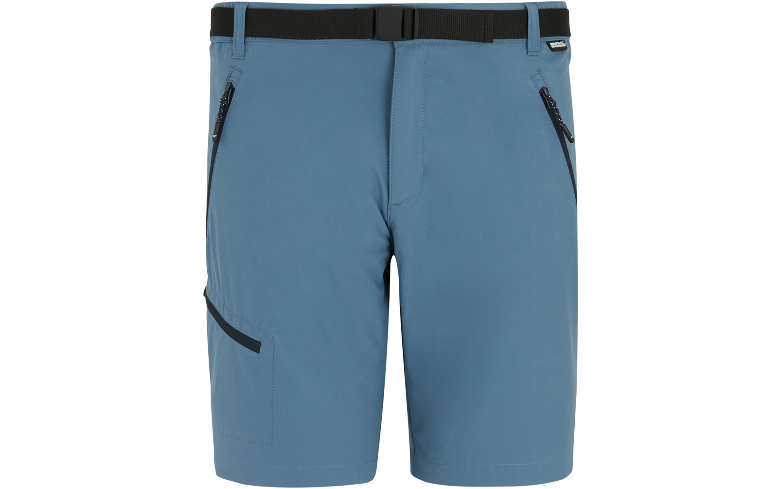 Blaue Shorts, Frontansicht, zwei schräge Reißverschlusstaschen vorne, kleine Tasche am linken Oberschenkel mit schwarzem Besatz, angenähter schwarzer Gürtel