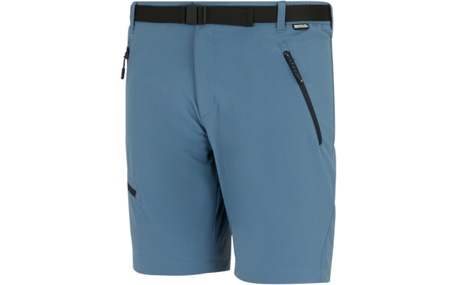 Kurze hellblaue Shorts, Vorderansicht, schwarzer Gürtel mit Schnalle, schräge Reißverschlusstasche rechts, weitere Reißverschlusstasche seitlich, sichtbare Nähte