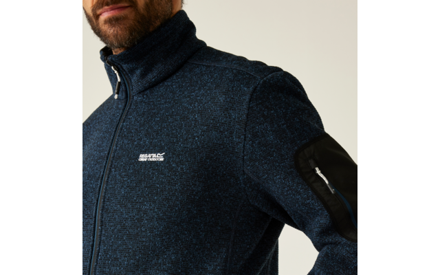 Mann trägt einen dunkelblauen Pullover mit Reißverschluss und Ärmelreißverschluss