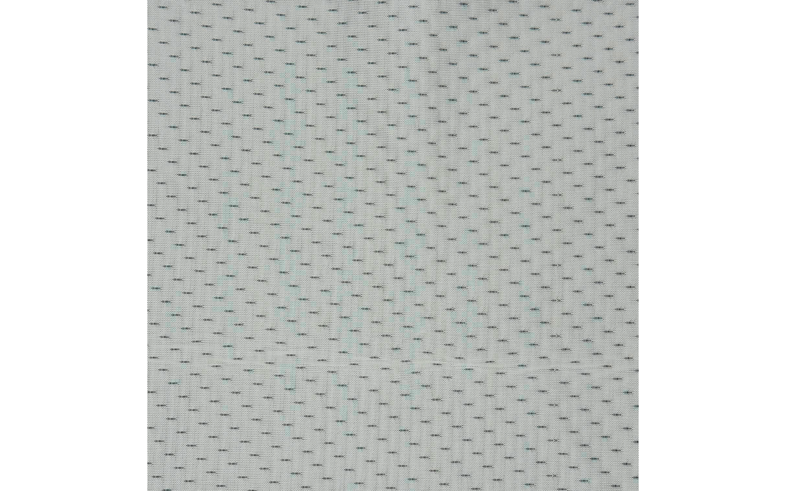 Nahaufnahme einer hellgrauen, strukturierten Oberfläche mit regelmäßig angeordneten kleinen dunklen horizontalen Strichen und vereinzelten helltürkisfarbenen Flecken