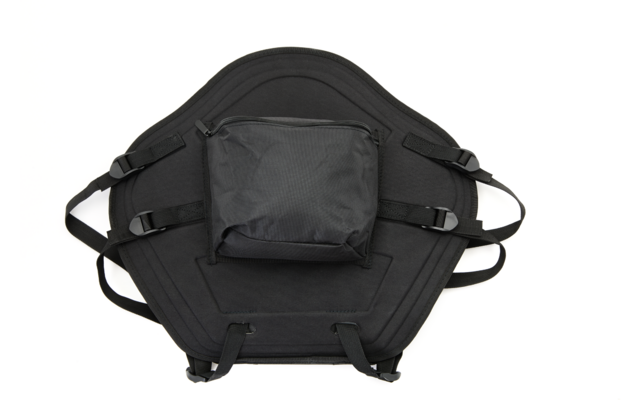 Objet rembourré noir de forme hexagonale avec une poche rectangulaire centrale à fermeture éclair et plusieurs sangles et boucles réglables sur fond blanc