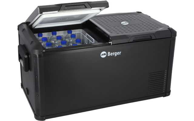 Schwarze Kühlbox mit geöffneter Deckelklappe, die gefüllte Flaschen zeigt