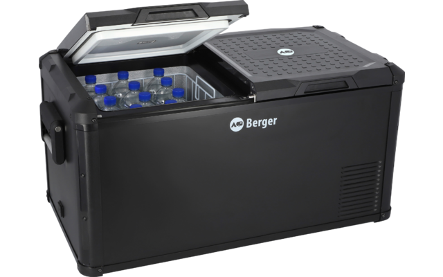 Schwarze Kühlbox mit geöffneter Deckelklappe, die gefüllte Flaschen zeigt