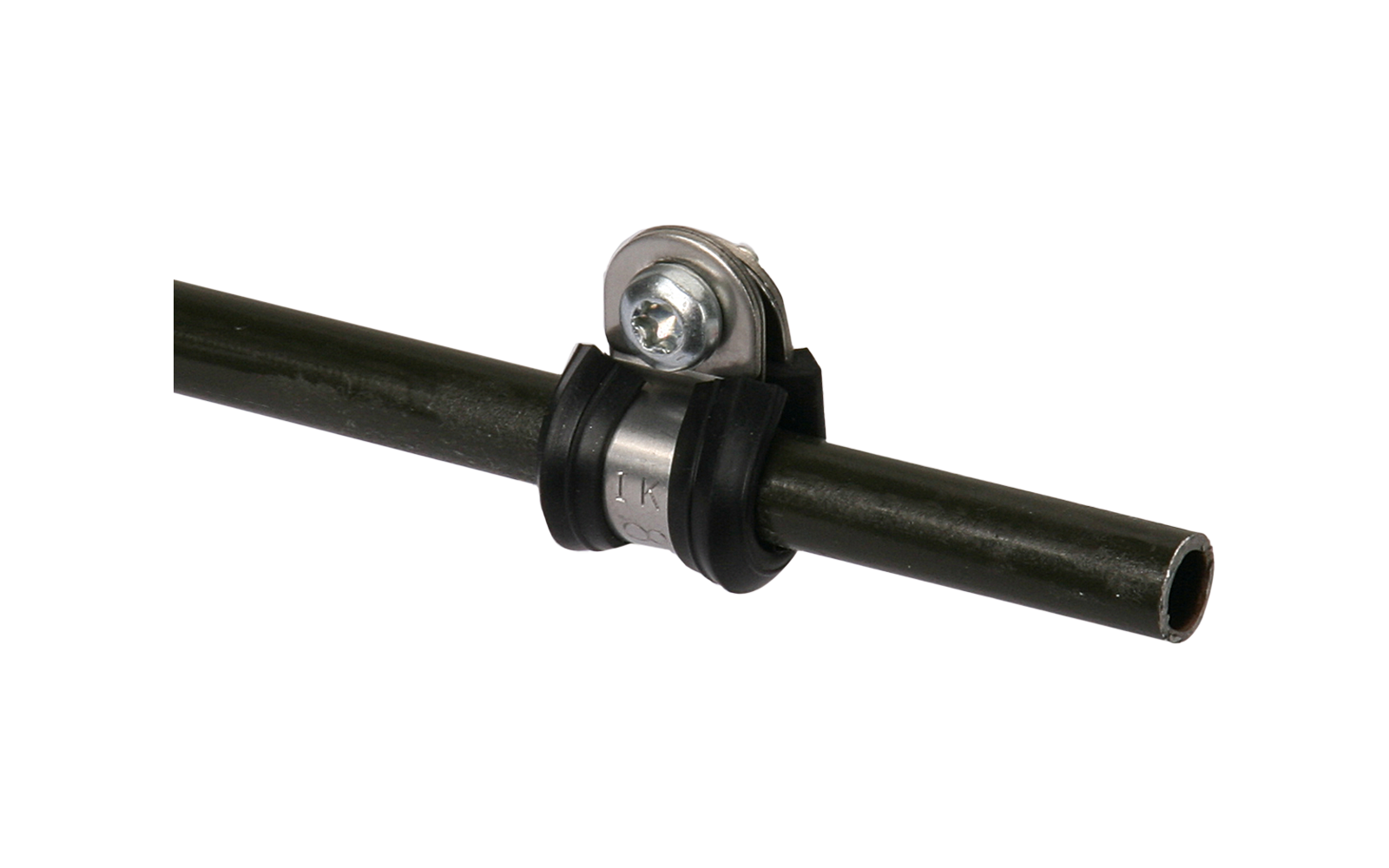 Metallrohr mit befestigter Rohrschelle und Schraube auf weißem Hintergrund