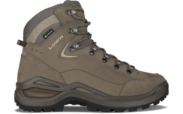 Botte de randonnée marron montant à la cheville avec lacets, œillets métalliques, semelle crantée et logo LOWA visible, vue de profil