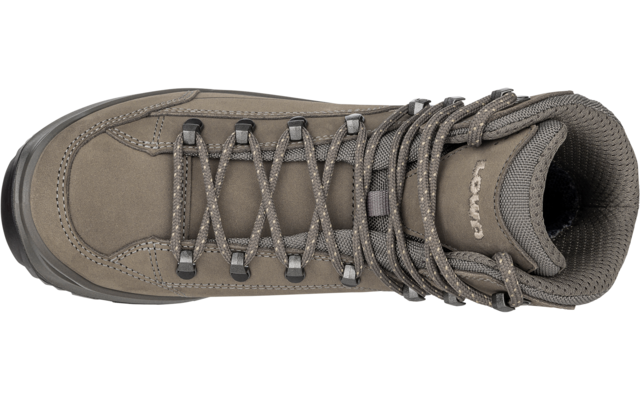 Une chaussure gris-brun vue de dessus avec des lacets, des œillets métalliques, une tige rembourrée et un logo visible sur la languette