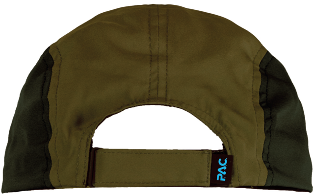 Vue arrière d'une casquette en tissu vert olive avec ouverture, bride réglable et petite étiquette bleue portant l'inscription blanche PAC