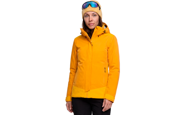 Person mit gelber Skijacke, gelber Strickmütze, Skibrille auf der Stirn, schwarze Hose vor weißem Hintergrund