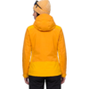 Person von hinten, trägt gelbe Strickmütze mit aufgesetzter Sonnenbrille, gelb-orange Jacke mit Kapuze und schwarze Hose