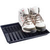 Deux bottines gris clair montant à la cheville avec lacets et accents rouges sur un plateau à chaussures en plastique noir à rainures