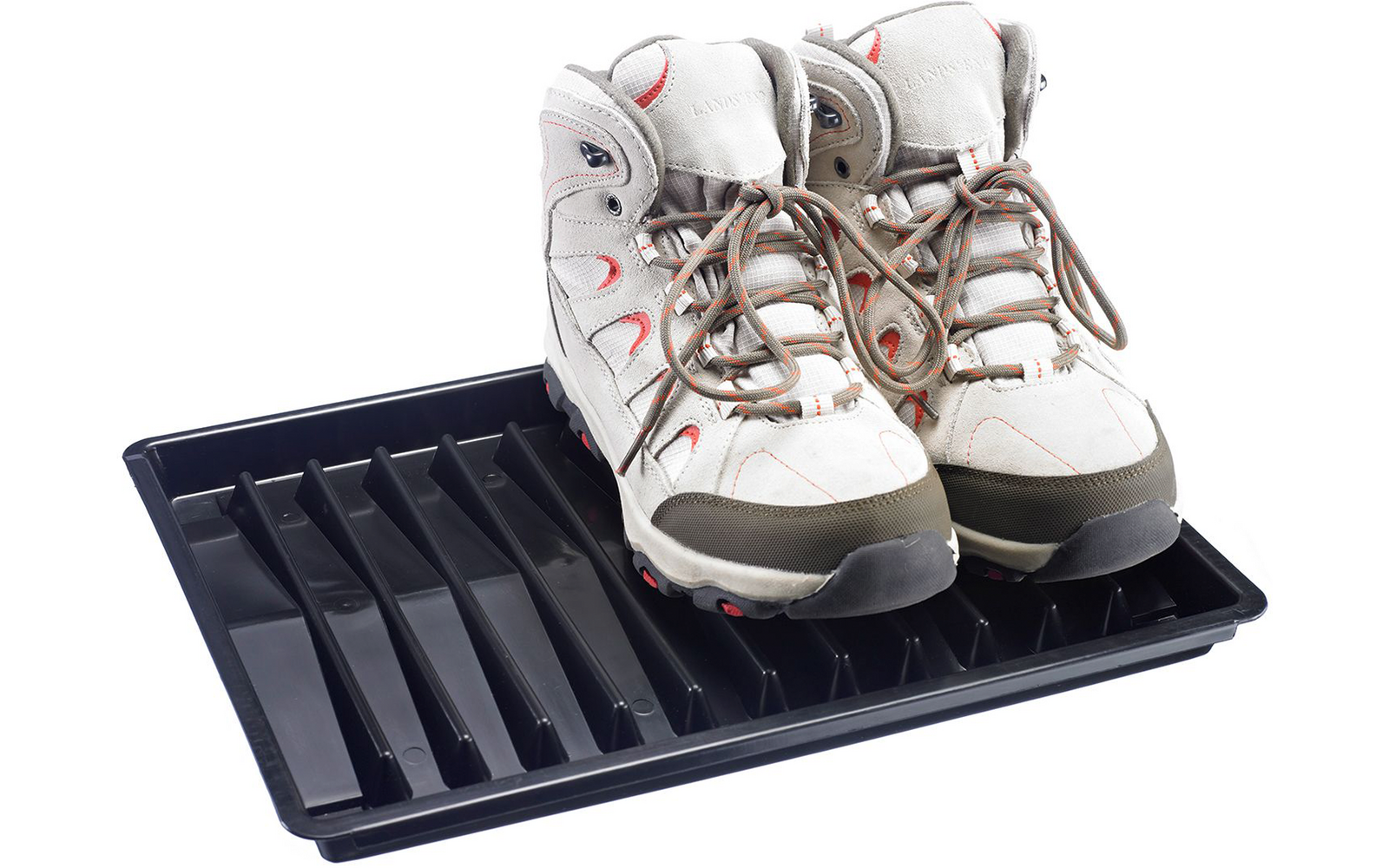 Deux bottines gris clair montant à la cheville avec lacets et accents rouges sur un plateau à chaussures en plastique noir à rainures