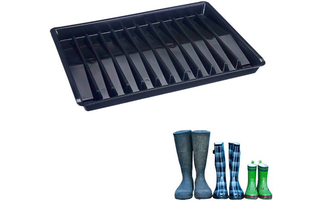 Plateau en plastique noir avec plusieurs compartiments verticaux ; en dessous trois paires de bottes en caoutchouc côte à côte : une paire foncée, une paire bleue à carreaux et une petite paire verte avec motif de grenouille