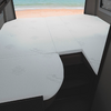 Drei weiße Matratzenstücke auf einer Bettfläche im Innenraum, Fenster mit Blick auf Sandstrand und Meer