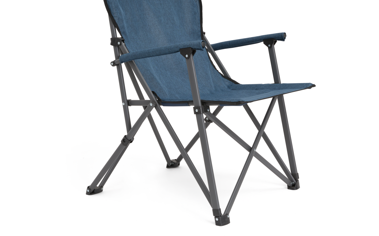 Teilansicht eines Klappstuhls mit blauem Stoffsitz, Armlehnen und schwarzem Metallgestell