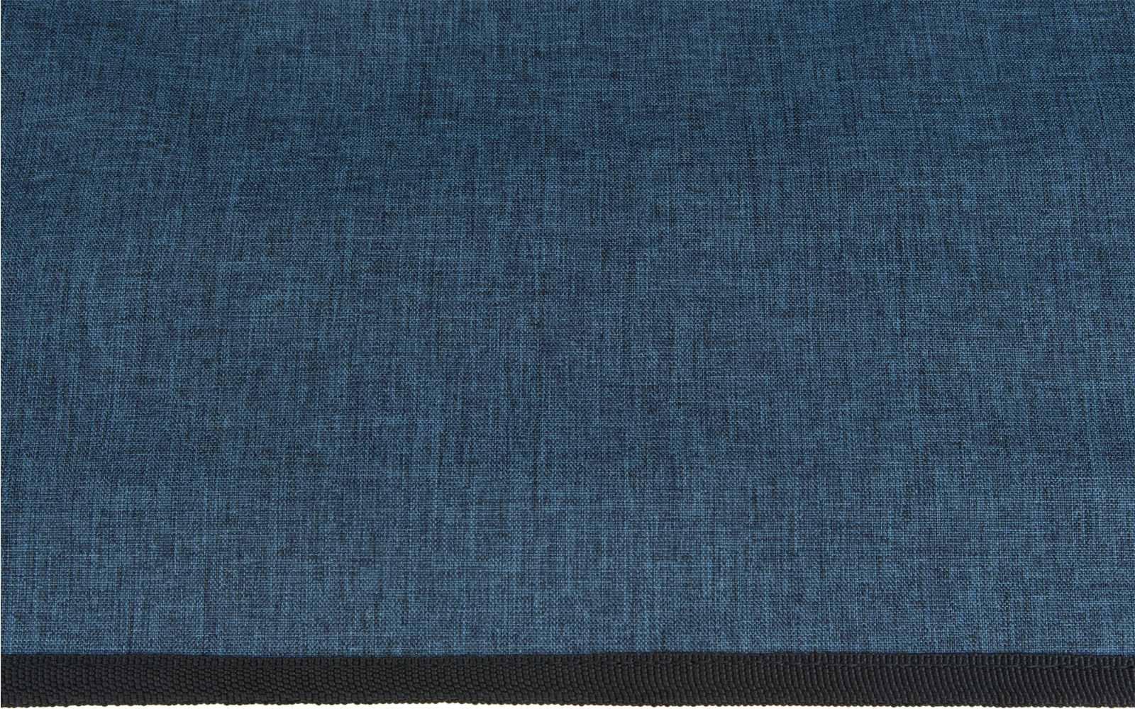 Blau strukturierter Stoff mit schwarzem Streifen und schmaler weißer Kante am unteren Bildrand