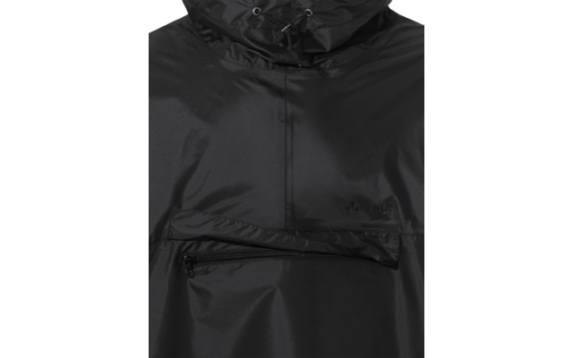 Schwarzes Kleidungsstück mit Kapuze, Kordelzug, mittiger Naht und waagerechter Brusttasche mit Reißverschluss