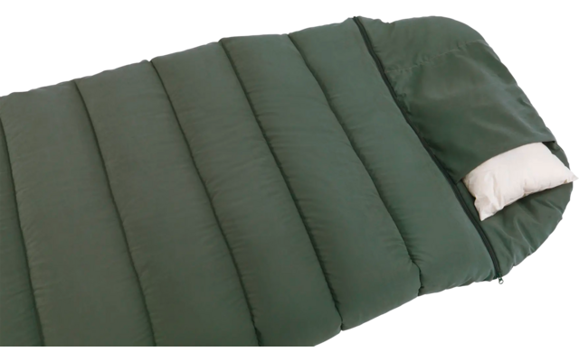 Groene slaapzak met wit kussen op witte achtergrond