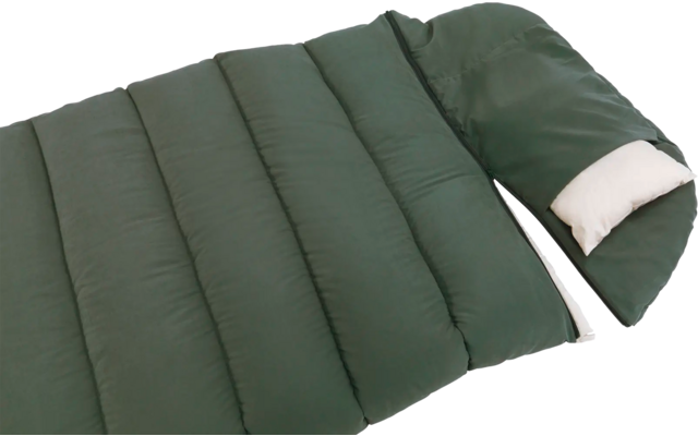 Groene slaapzak met wit kussen op witte achtergrond