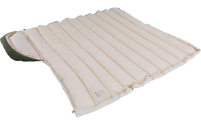 Beige opgevouwen deken op een witte achtergrond