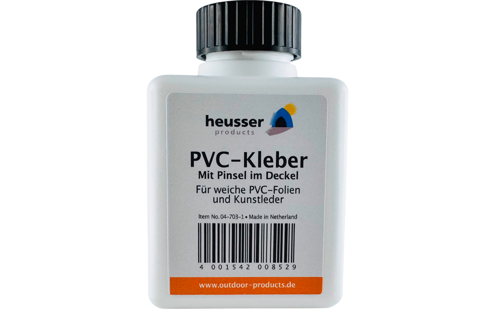 Weiße, rechteckige Plastikflasche mit schwarzem Schraubdeckel; Etikett mit Aufdrucken 'heusser products', 'PVC-Kleber', 'Mit Pinsel im Deckel', 'Für weiche PVC-Folien und Kunstleder', Barcode und oranger Webadresse 'www.outdoor-products.de'