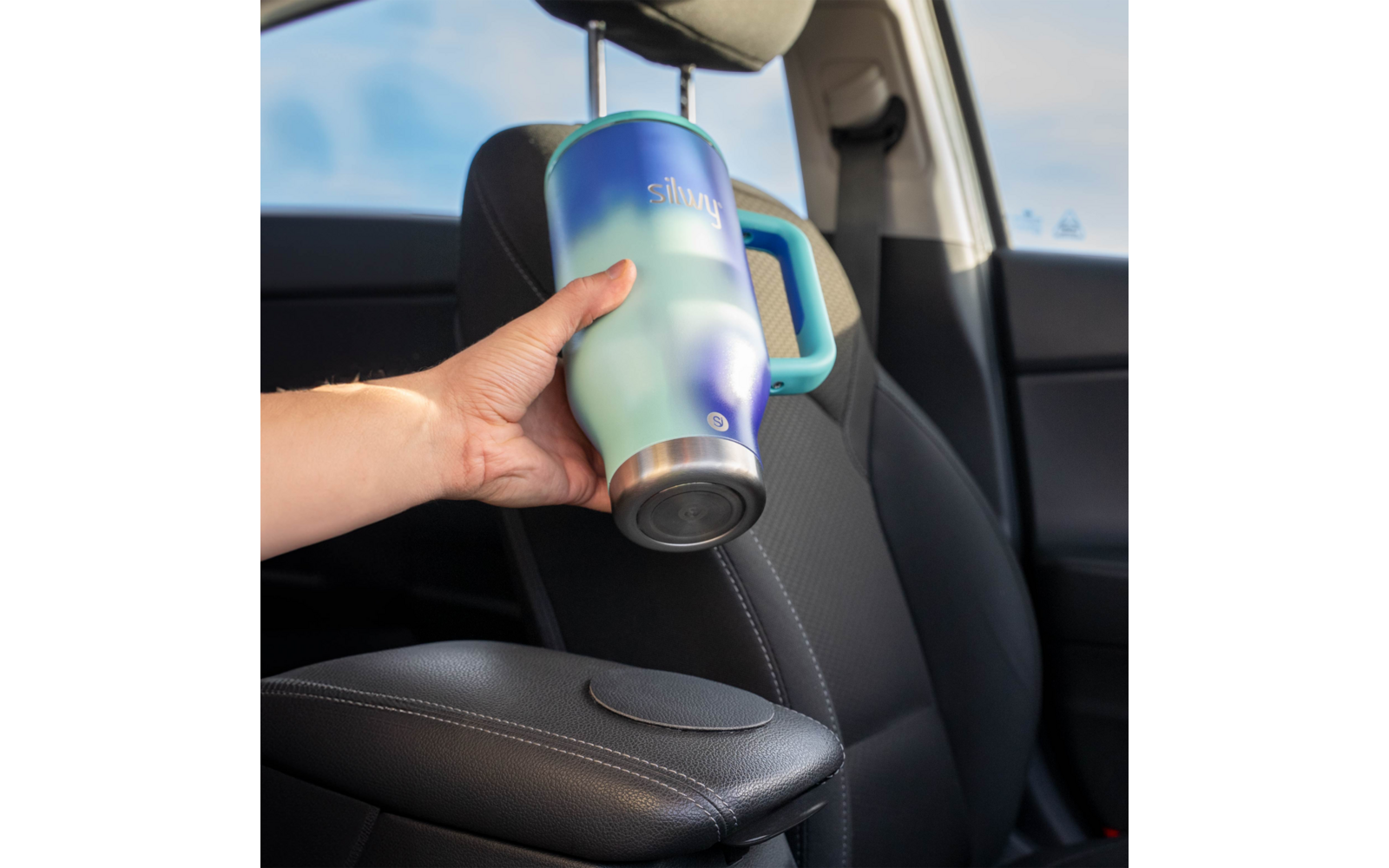 Product afbeelding Silwy Magnet Tumbler Isolierbecher aus Edelstahl mit Griff und Metall-Nano-Gel-Pad 900 ml 1